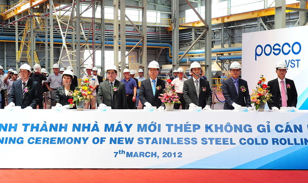 ▲ ⓒ왼쪽부터 버탄럽 동나이공단 투자청 위원장, 판티미탄 동나이성 부성장, 레융꽝 베트남 산업무역부 차관, 정준양 포스코 회장, 하찬호 주베트남 대사, 오창관 포스코 스테인리스사업부문장(부사장), 오재학 주호치민 총영사.