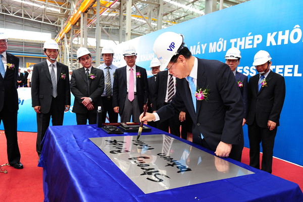 ▲ ⓒ정준양 포스코 회장이 이날 준공한 공장에서 처음 생산된 스테인리스 냉연 강판에 'Strong Bridge Between Vietnam and POSCO'라고 휘호하고 있다.