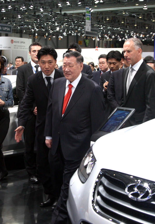 ▲ ⓒ정몽구 회장이 기아차 전시관에서 콘셉트카 ‘트랙스터’를 둘러보고 있다.