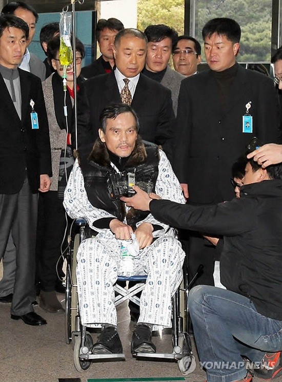 ▲ '기업인 협박' 혐의로 또다시 경찰 수사 대상에 오른 폭력조직 범서방파 두목 김태촌씨가 지난달 28일 피의자 신분으로 경찰에 출두한 모습.   [사진 = 대구지방경찰청 제공]