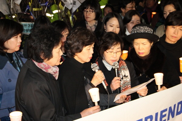 ▲ 한국여자의사회, 한국여성변호사회가 '촛불문화제'에 참석해 성명서를 발표하고 있다. ⓒ뉴데일리
