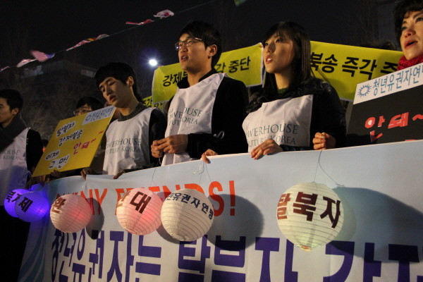 ▲ 한국청년유권자연맹이 '촛불문화제'에 참석해 등불을 들고 있다. ⓒ뉴데일리
