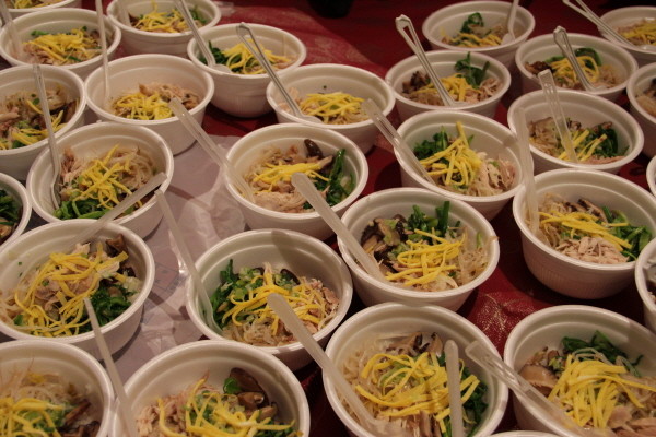 ▲ 이애란 북한전통음식문화연구원장은 '촛불문화제'에 참석한 시민들에 '평양온반'을 대접했다. ⓒ뉴데일리