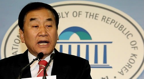 ▲ 새누리당 친이계 좌장격인 이재오 의원이 8일 국회 정론관에서 4.11 총선을 둘러싼 불공정 공천 논란과 관련해 기자회견을 하고 있다. ⓒ연합뉴스