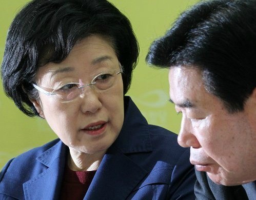 ▲ 민주통합당 한명숙 대표가 7일 오전 국회 당대표실에서 열린 최고위원회의에서 김진표 원내대표와 이야기하고 있다. ⓒ연합뉴스