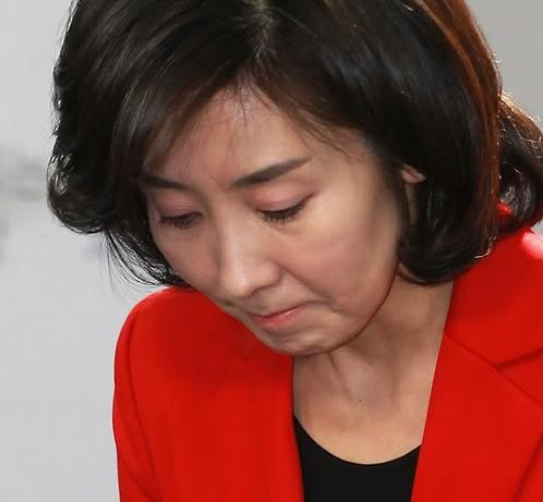 ▲ 새누리당 나경원 전 의원이 8일 오후 여의도 새누리당사에서 기자회견을 갖고 총선 불출마를 선언한 뒤 인사를 하고 있다. ⓒ 연합뉴스