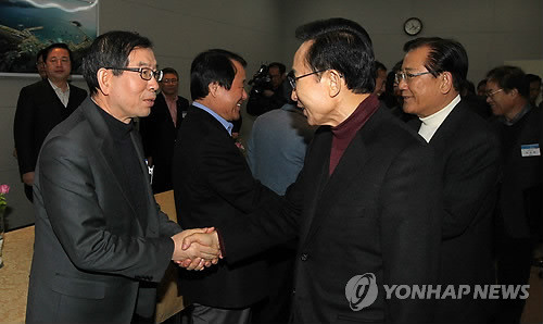 ▲ 이명박 대통령이 여수엑스포조직위에서 열린 전국 시도지사 오찬간담회에서 박원순 서울시장과 악수하고 있다.ⓒ 사진 연합뉴스