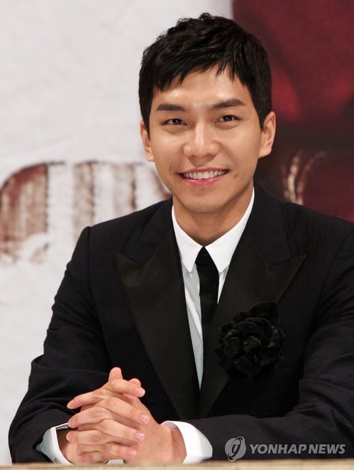 ▲ 이승기가 8일 오후 서울 강남구 논현동 임피리얼팰리스호텔에서 열린 MBC 드라마 '더킹 투하츠' 제작발표회에서 취재진의 질문을 듣고 있다.  ⓒ 연합뉴스