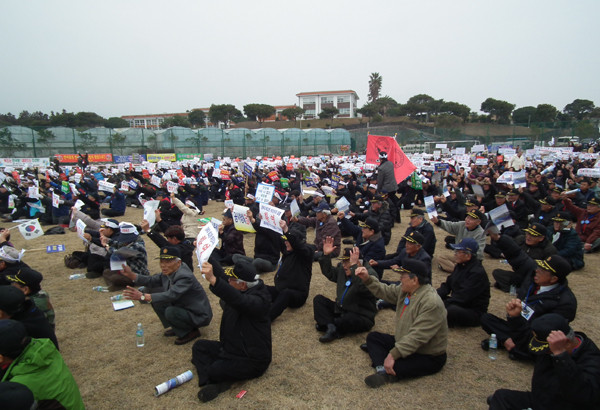 ▲ 제주와 서울, 부산, 광주, 대구, 청주 등에서 모인 우파단체 회원 1,500여 명이 제주 서귀포시 강정마을 체육공원에서 '제주해군기지 건설 촉구' 집회를 가졌다.