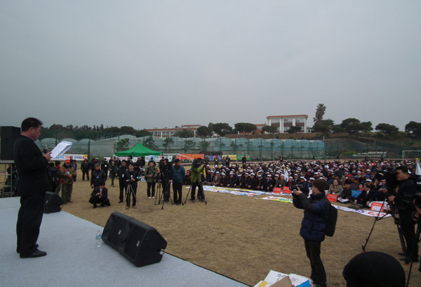 ▲ 윤태정 제주강정기지건설추진위원회 위원장이 우파 진영 앞에서 지금까지의 경과를 설명하고 있다.