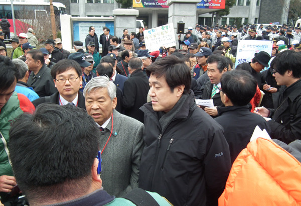 ▲ 이날 시민대회에는 새누리당 대변인을 지낸 안형환 의원(오른쪽)도 참석해 제주해군기지 건설을 촉구했다.