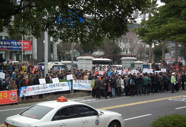 ▲ 우파 진영은 강정마을 시민대회에 앞서 제주도청과 도 의회 앞에서 제주해군기지 건설을 촉구하는 집회를 가졌다.