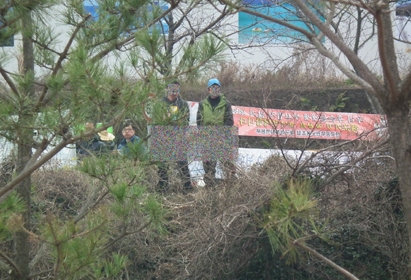 ▲ 우파 단체가 강정마을 체육공원에서 대규모 시민대회를 열자 제주해군기지사업단 입구를 점거하고 있던 좌파 진영은 스피커 등으로 소음을 만들며 집회를 방해하려 했다. 일부 좌파 단체 회원은 사진처럼 시민대회 쪽을 향해 바지를 내리고 노상방뇨를 하며 쌍욕을 퍼붓기도 해 시민들의 비웃음을 샀다.