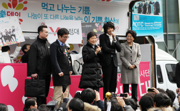 ▲ 박근혜 새누리당 비상대책위원장이 8일 서울 숭실대에서 열린 '도시락데이' 행사에 깜짝 방문, 인사말을 하고 있다. ⓒ 뉴데일리