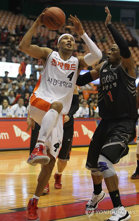 ▲ 슛을 시도하는 문태종 선수와 이를 막는 찰스 로드(오른쪽).