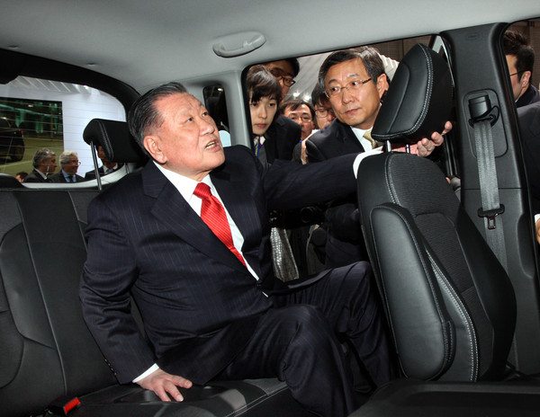 ▲ ⓒ정몽구 회장이 기아차 전시관에서 콘셉트카 ‘트랙스터’를 둘러보고 있다.