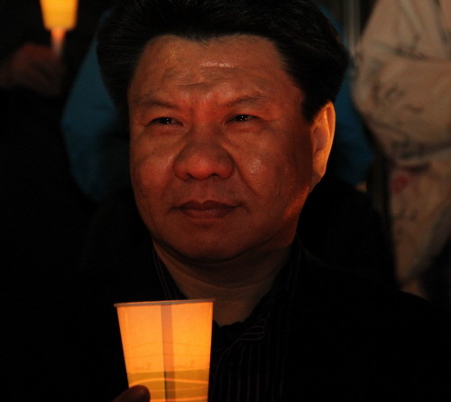 ▲ 8일 오후 촛불문화제에 참석한 철도산업노조 김현중 위원장은이 촛불을 들고 있다. ⓒ 뉴데일리