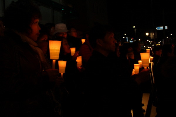▲ 8일 오후 촛불문화제에 철도산업노조 30여명이 참석해 촛불을 들었다. ⓒ 뉴데일리