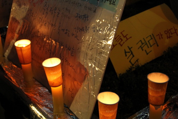 ▲ 매일 오후 7시, 서울 효자동 중국대사관 앞에서는 '탈북자 강제북송 중단'을 촉구하는 촛불문화제가 열린다. ⓒ 뉴데일리