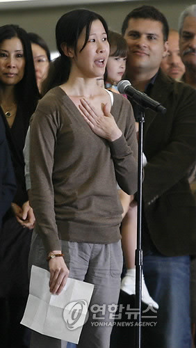 ▲ 지난2009년 8월 북한에 억류됐다가 풀려난 직후 인터뷰를 하고 있는 중국계 미국 방송기자 로라 링(EPA=연합뉴스, 자료사진) ⓒ 연합뉴스