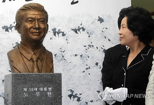 ▲ 고 노무현 대통령 흉상울 바라보는 권양숙 여사ⓒ