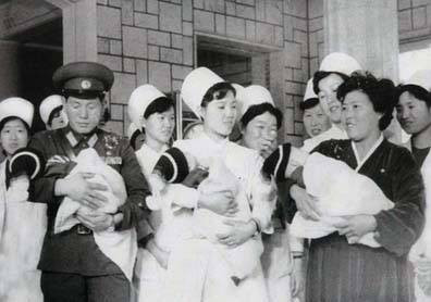 ▲ 평양산원에서의 정총일, 정폭일, 정탄일 형제ⓒ