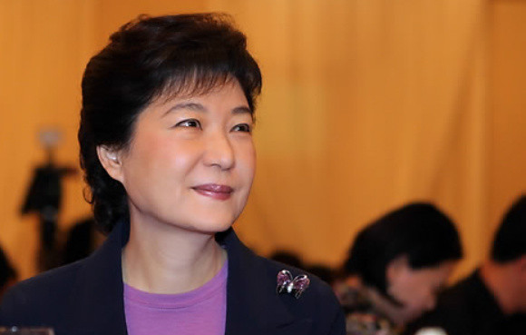 ▲ 박근혜 새누리당 비상대책위원장이 9일 서울 중구 플라자호텔에서 열린 '유엔 사회공헌 한국캠페인 출범식'에 참석해 행사를 지켜보고 있다. ⓒ 연합뉴스