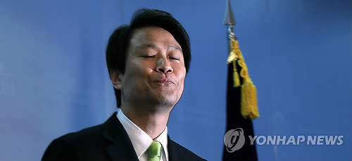 ▲ 민주통합당 임종석 사무총장이 9일 오전 국회 정론관에서 총선후보 사퇴 회견을 마친뒤 기자회견장을 나서고 있다. ⓒ 연합뉴스