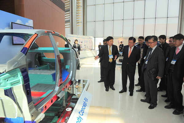 ▲ ⓒ글로벌 R&D센터에 전시된 PVC-EV차체에 대한 설명을 듣고 있는 정준양 회장(왼쪽에서 두번째)과 임직원.