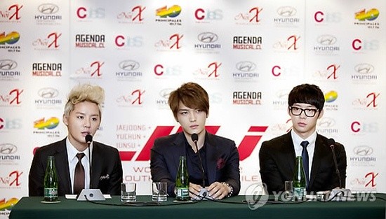 ▲ 그룹 JYJ가 8일(현지시간) 칠레 산티아고의 한 호텔에서 기자회견을 열고 남미투어의 의미를 설명하고 있다.  [사진 = 씨제스엔터테인먼트]