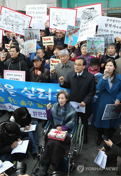 ▲ 탈북자 강제북송 소식이 전해졌지만, 이들을 구하려는 목소리는 계속 높아지고 있다. 9일 서울 종로구 중국대사관 앞에서 박선영 자유선진당 의원 등 탈북자 구호를 요구하는 시위 모습. 이날 시위 현장에는 민주통합당 인사는 한명도 참석하지 않았다. ⓒ 연합뉴스