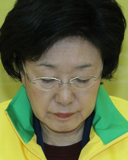 ▲ 민주통합당 한명숙 대표가 9일 국회에서 열린 최고위원회의에서 굳은 표정으로 앉아 있다. ⓒ연합뉴스