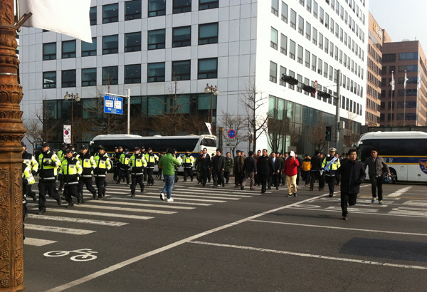 ▲ '제주해적기지' 발언에 대한 해군 예비역과 전사자 유가족들의 항의방문단이 경찰의 보호 아래 국회로 모이고 있다.