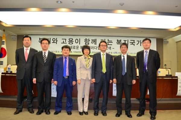 ▲ 선진사회복지연구회 토론회 참여자 왼쪽부터 류기정 한국경영자총협회 사회정책본부 본부장, 허준수 숭실대 사회복지학과 교수, 박미출 일반시민토론자, 이정숙 회장, 홍경준 성균관대 사회복지학과 교수, 박기환 국민대 경영대학 교수, 이정한 고용노동부 노동시장정책과 과장.