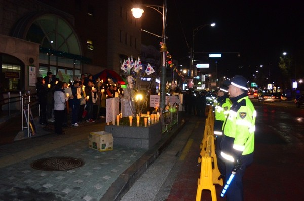 ▲ 지난 9일 중국대사관 건너편 옥인교회 앞에서 열린 '탈북자 강제북송 반대' 촛불집회에 모인 시민들.  ⓒ 뉴데일리