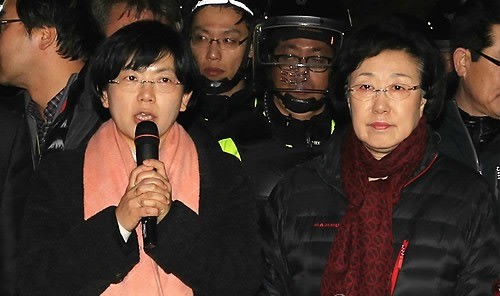 ▲ 민주통합당 한명숙 대표와 통합진보당 이정희 공동대표가 7일 오후 제주도 서귀포시 해군제주기지사업단 앞에서 열린 기자회견에서 야권연대를 약속하고 있다. ⓒ연합뉴스