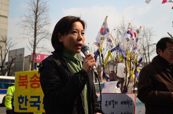 ▲ 10일 탈북자 강제북송 반대 집회에서 발언하는 이두아 의원.