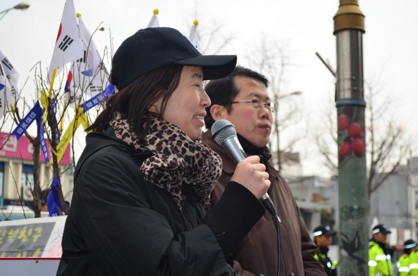 ▲ 10일, 단식 17일째 말할 힘도 없지만 집회에서 발언을하고 있는 이애란 원장.