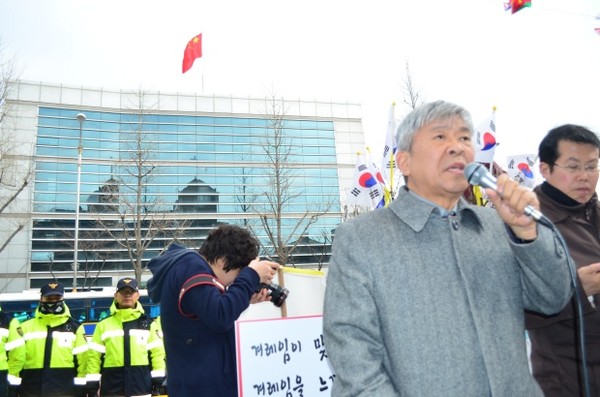 ▲ 10일, 단식 8일째에 접어든  서경석 목사는 집회에서 발언을 하고 있다.