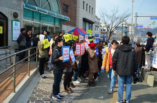 ▲ 10일, 단식 8일째에 접어든  서경석 목사는 집회에서 발언을 하고 있다.