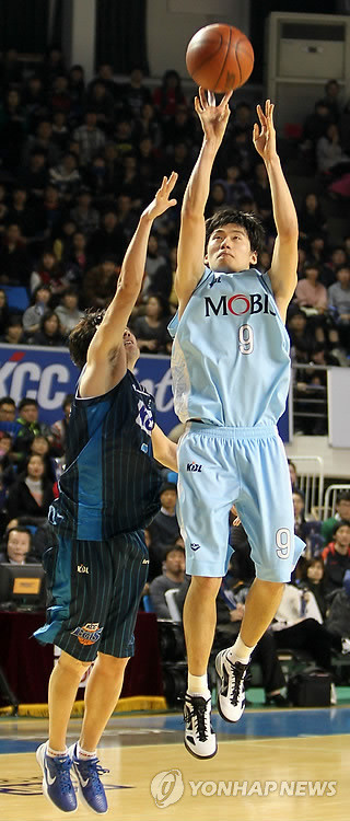 ▲ 3점슛을 시도하는 박구영 선수.ⓒ연합뉴스