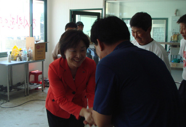 ▲ 지난해 여름 강정마을의 제주해군기지 반대 주민들을 방문한 심상정 통진당 공동대표. 그는 중국을 비난한 적이 없다.