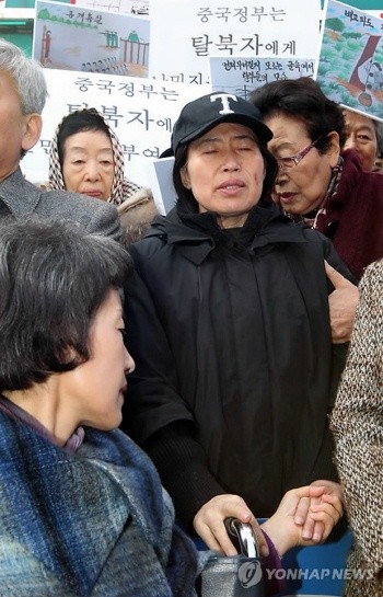 ▲ 지난 9일 박선영 의원(휠체어에 앉은)이 병원에서 나와 이애란(가운데) 원장을 격려하고 있다.  [사진=연합뉴스]