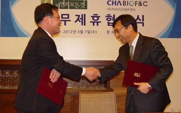 ▲ ⓒ차바이오F&C 김정국 대표(좌) 자연의모든것 김병철 대표(우)