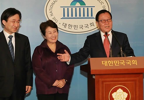 ▲ 국민생각 박세일 대표가 12일 오전 국회 정론관에서 전여원 의원을 국민생각 대변인에 임명했다고 밝히고 있다. ⓒ연합뉴스