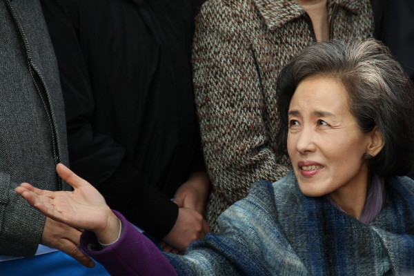 ▲ 11일간의 단식으로 초췌해진 박선영 의원이 휠체에를 타고 파리 공항을 나서고 있다.ⓒ