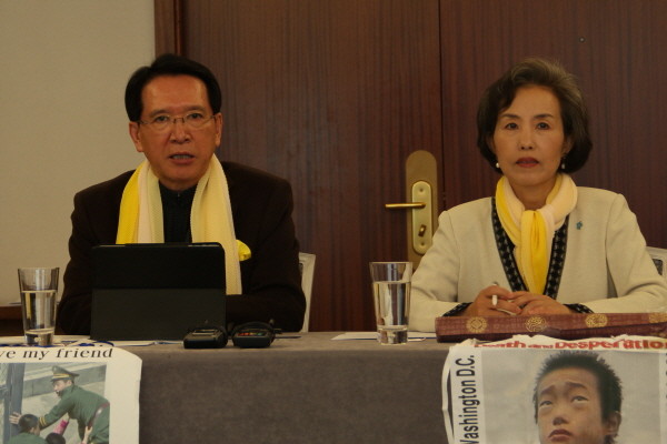 ▲ 11일간의 단식으로 초췌해진 박선영 의원이 휠체에를 타고 파리 공항을 나서고 있다.ⓒ