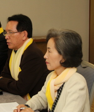 ▲ 11일간의 단식으로 초췌해진 박선영 의원이 휠체에를 타고 파리 공항을 나서고 있다.ⓒ