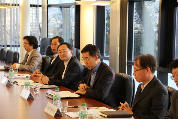 ▲ 11일간의 단식으로 초췌해진 박선영 의원이 휠체에를 타고 파리 공항을 나서고 있다.ⓒ