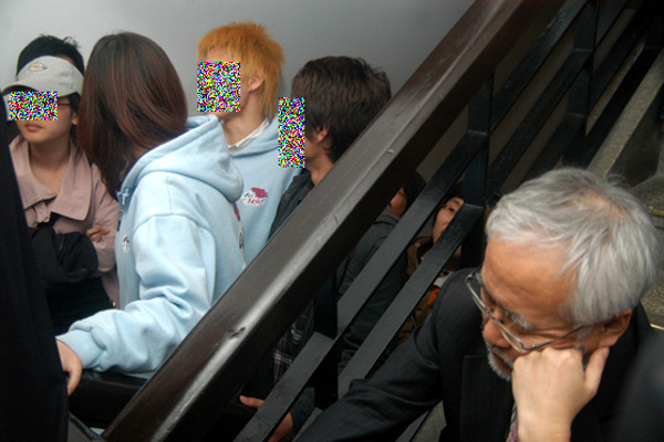 ▲ 2006년 4월 고려대 병설 보건전문대 교수 불법감금 당시 학생들이 교수(오른쪽)를 감금한 뒤 자기네끼리 웃고 있다.